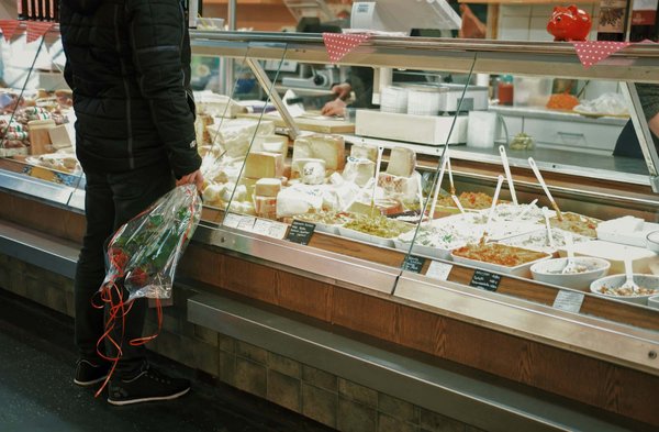 Which traditional British markets in London offer the best artisanal cheese selections?
