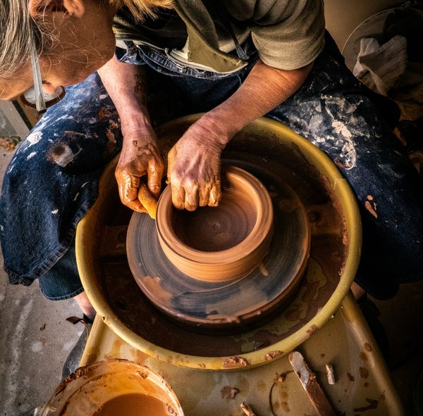 What are the top-rated ceramic pottery workshops in Staffordshire for beginners?